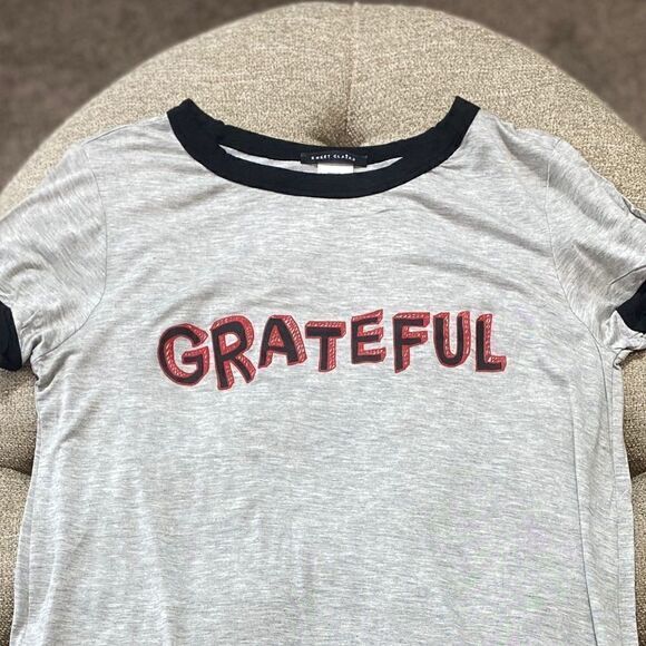 “Grateful” Graphic Print Tee - Picture 12 of 13